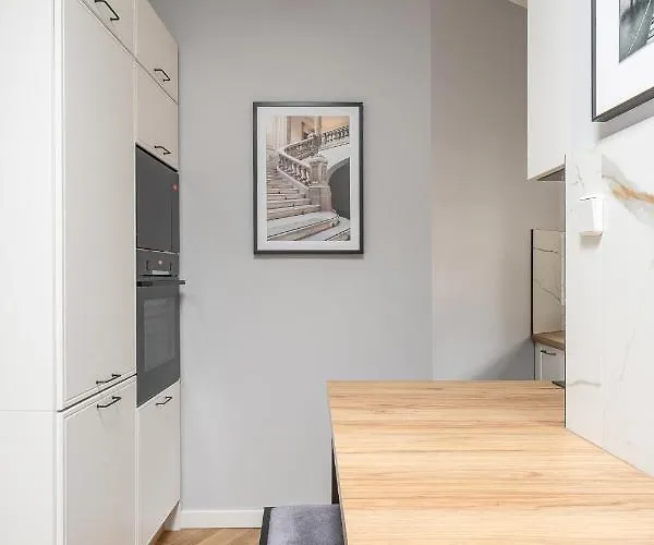 Rentplanet - Apartament Komuny Paryskiej ホテル